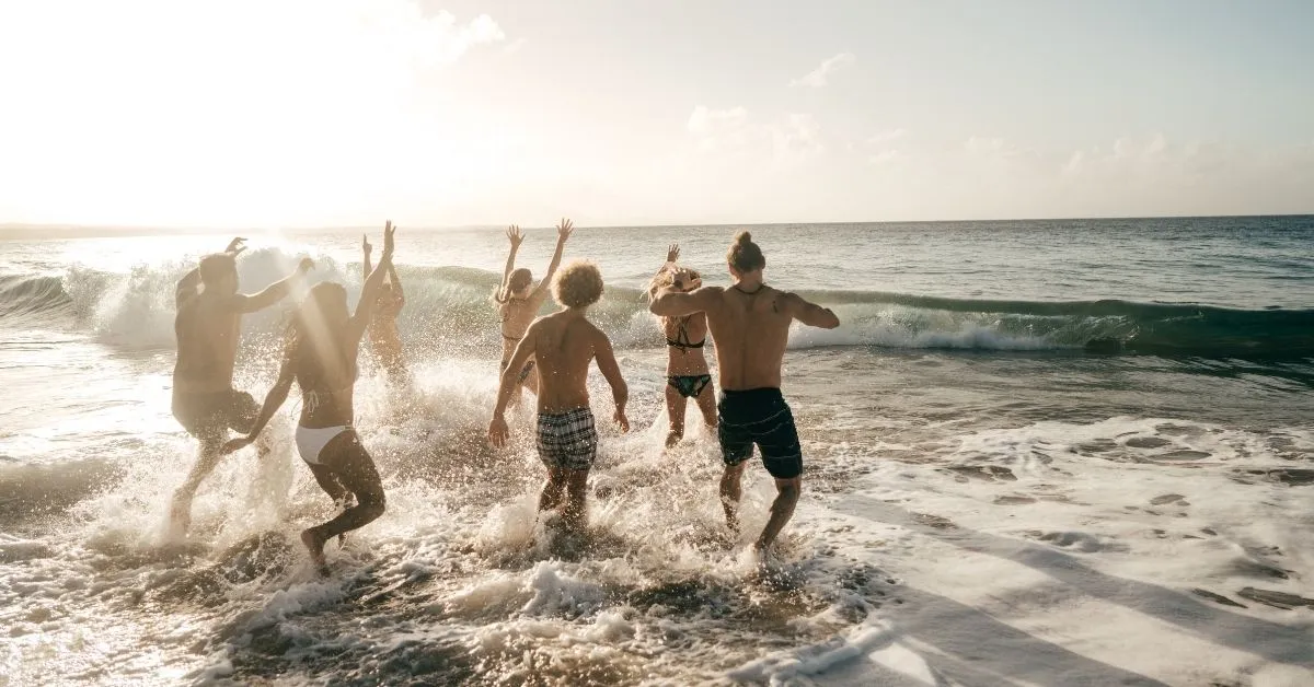 Groupe d'amis qui se baignent à la plage